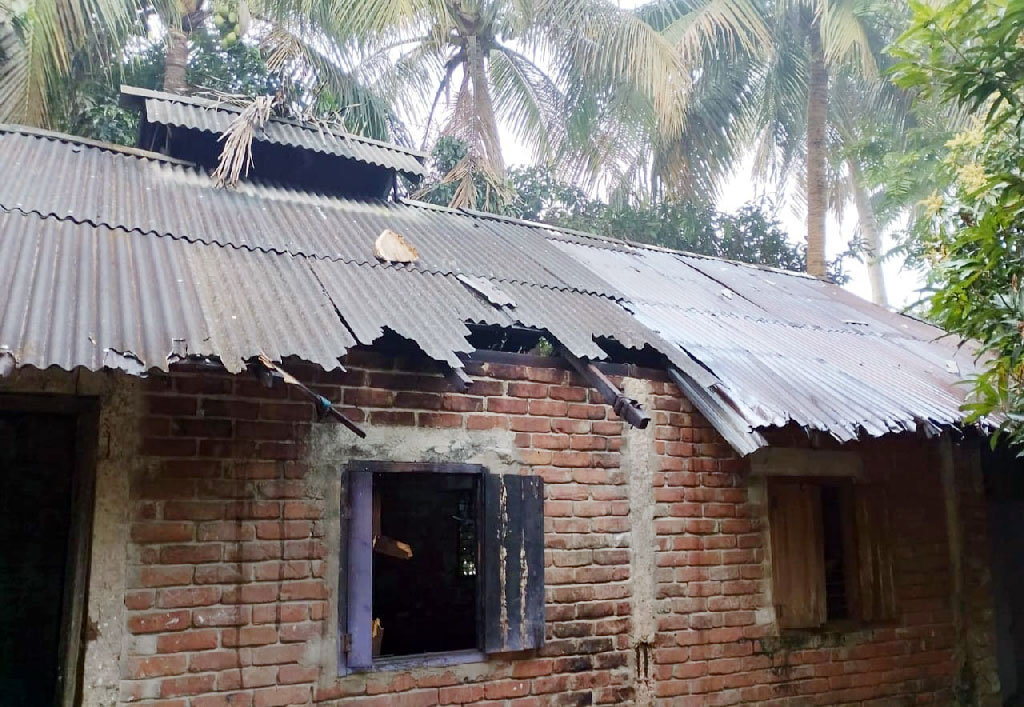 চাঁদা না পেয়ে সাবেক এমপির ভাইয়ের বাড়িতে আগুন