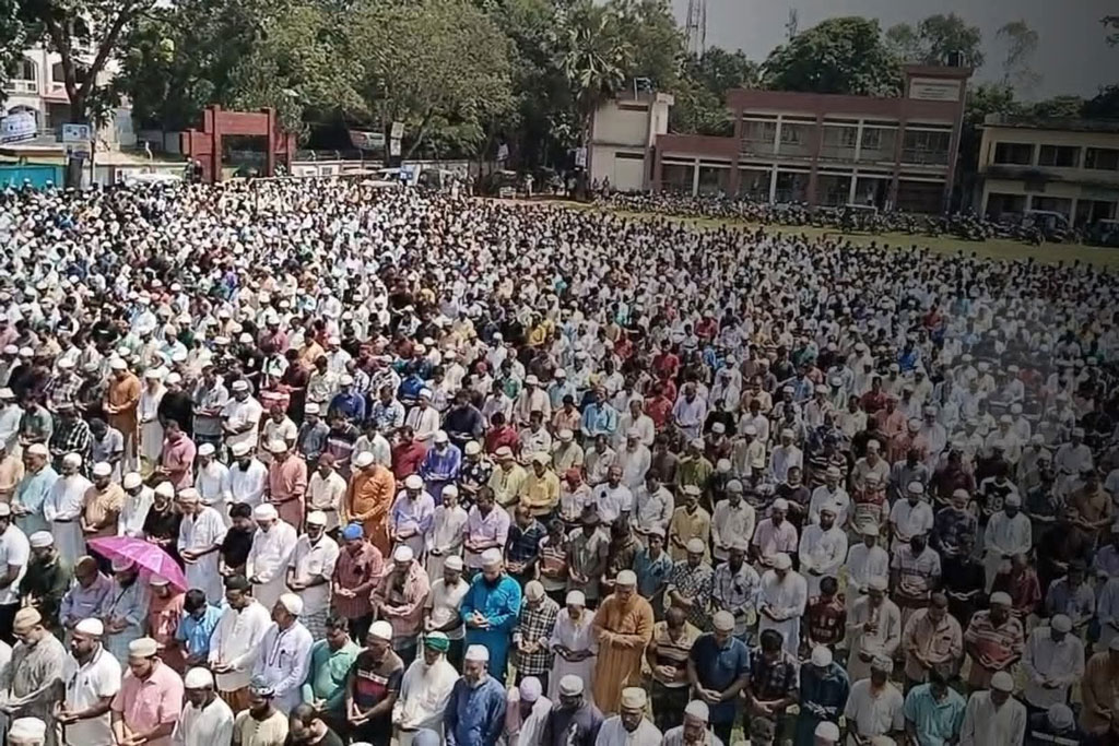 জানাজায় হাজারো মানুষ তাঁদের প্রিয় নেতাকে শেষবিদায় দিতে উপস্থিত হন। ছবি: আজকের পত্রিকা