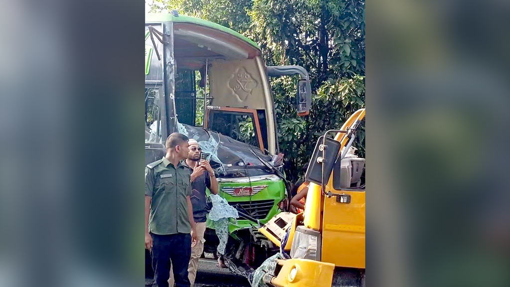 মানিকগঞ্জে বাস-কাভার্ড ভ্যানের মুখোমুখি সংঘর্ষে চালক নিহত
