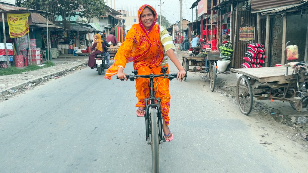 শাড়ি পরে দুরন্ত গতিতে সাইকেল চালিয়ে ভাইরাল স্বপ্না