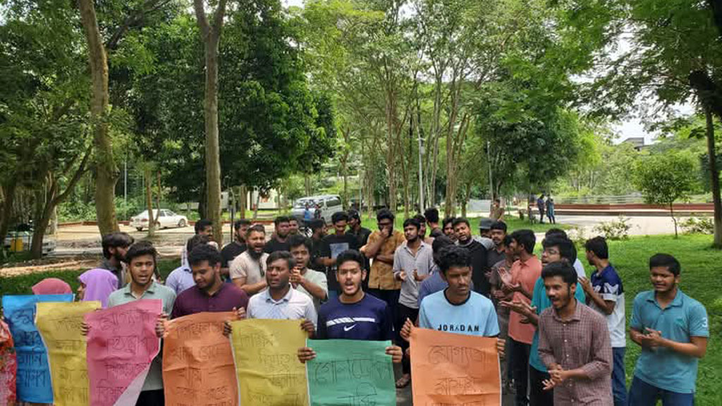 শাবিপ্রবিতে সেই শিক্ষকের নিয়োগ বাতিলের দাবিতে আন্দোলন চলছেই