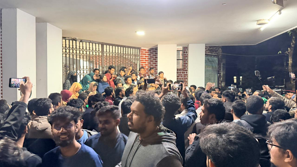 শাকসু নির্বাচনের দাবিতে আজ রাত ৯টা পর্যন্ত শিক্ষার্থীদের আলটিমেটাম