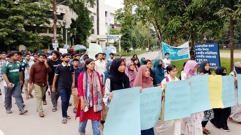 শাবিপ্রবিতে র‍্যাগিং: ২৫ শিক্ষার্থীর বহিষ্কারাদেশ প্রত্যাহারের দাবিতে বিক্ষোভ