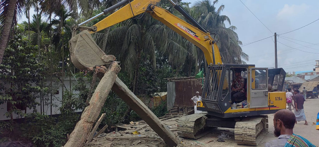 সুবর্ণচরে খাল দখলমুক্ত করতে অবৈধ স্থাপনা উচ্ছেদ