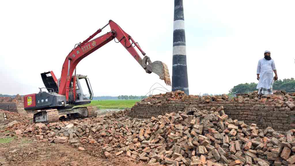 সুবর্ণচরে লাইসেন্সবিহীন অবৈধ ইটভাটা গুঁড়িয়ে দিল প্রশাসন
