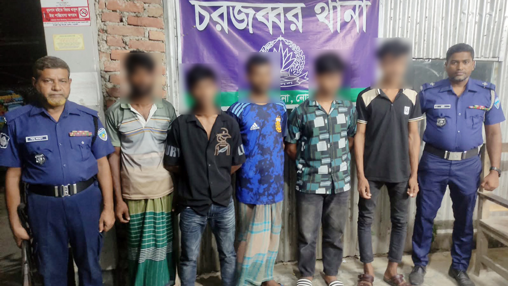 নোয়াখালীর সুবর্ণচরে কিশোর গ্যাংবিরোধী অভিযানে আটক ১৬