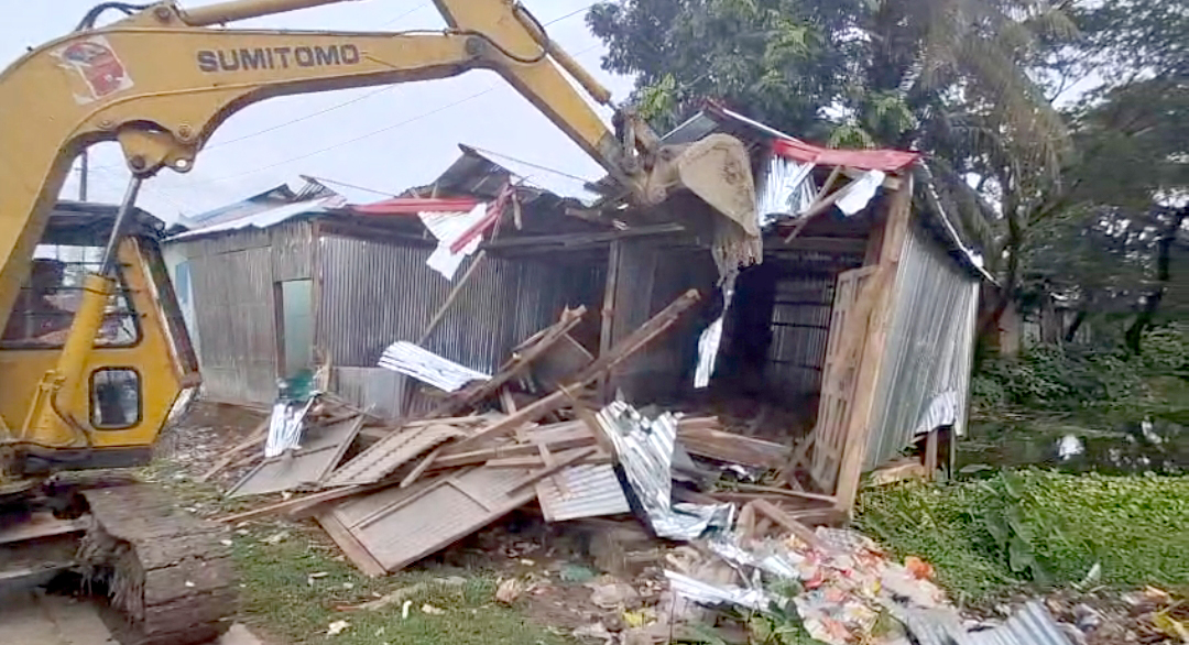 সুবর্ণচরে প্রাথমিক স্কুলের জায়গায় নির্মিত সেই অবৈধ দোকান উচ্ছেদ