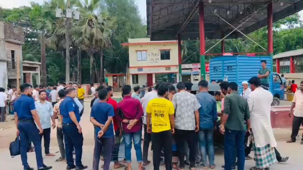 সুবর্ণচরে তেল না পেয়ে ফিলিং স্টেশনে হামলা–ভাঙচুর, আটক ২