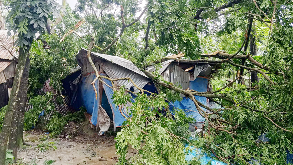 সুবর্ণচরে ঝড়ে ঘরবাড়ি লন্ডভন্ড, ক্ষতিগ্রস্ত বহু পরিবার