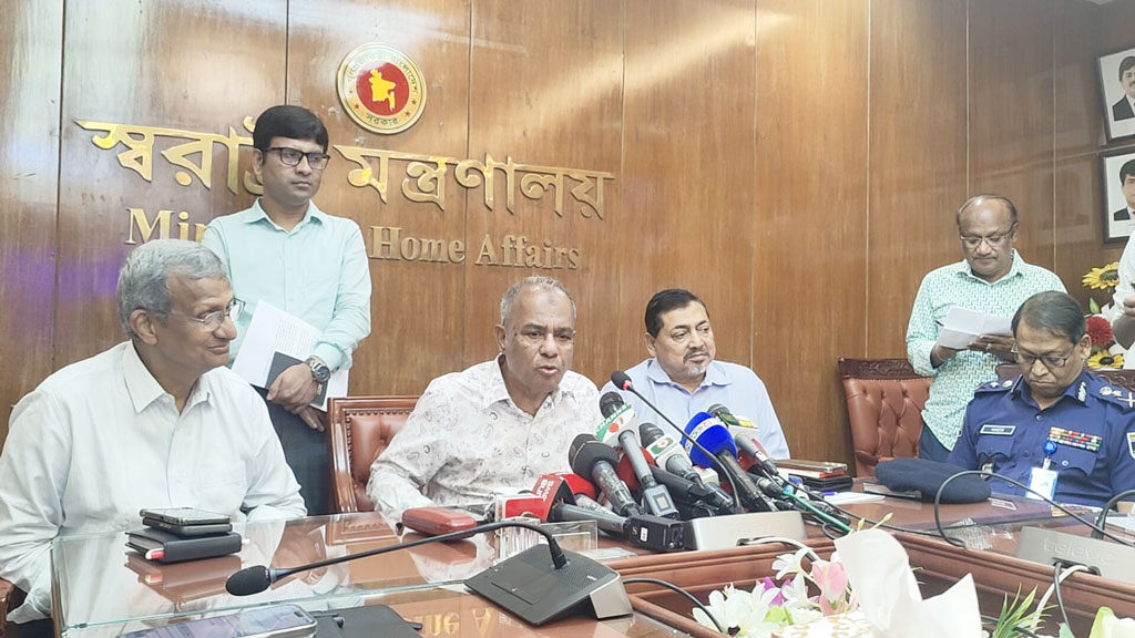 পাহাড়ে কিশোরীকে ধর্ষণের কোনো আলামত পাওয়া যায়নি: স্বরাষ্ট্র উপদেষ্টা