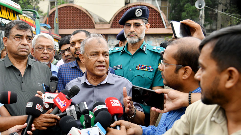 ঈদে ঢাকায় নিরাপত্তা নিয়ে দুশ্চিন্তার কিছু নেই, আইন-শৃঙ্খলা বাহিনী সজাগ: স্বরাষ্ট্র উপদেষ্টা