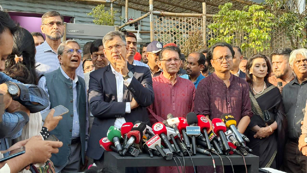 দুই মাসের মধ্যে প্রথম আলোতে অগ্নিসংযোগের তদন্ত শেষের নির্দেশ স্বরাষ্ট্রমন্ত্রীর