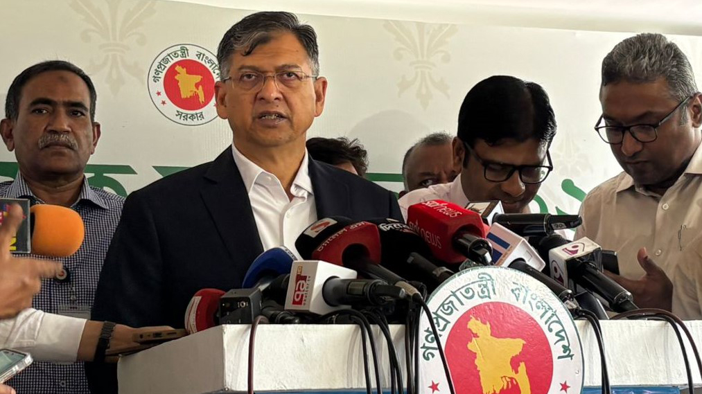 ১০ হাজার অস্ত্র উদ্ধার ও বাজেয়াপ্ত করতে ডিসিদের নির্দেশ দেওয়া হয়েছে: স্বরাষ্ট্রমন্ত্রী