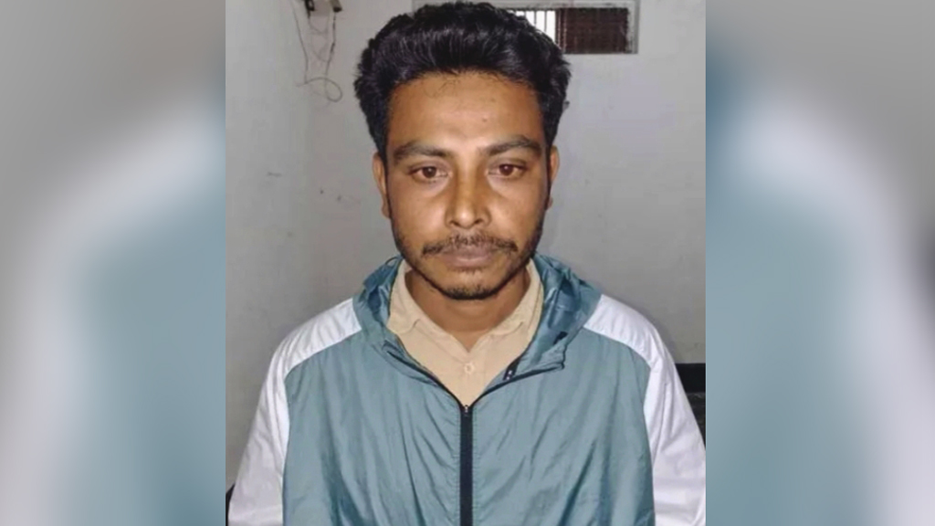 শিবালয়ে যাত্রীবাহী বাসে চাঁদাবাজি, যুবদল নেতা গ্রেপ্তার