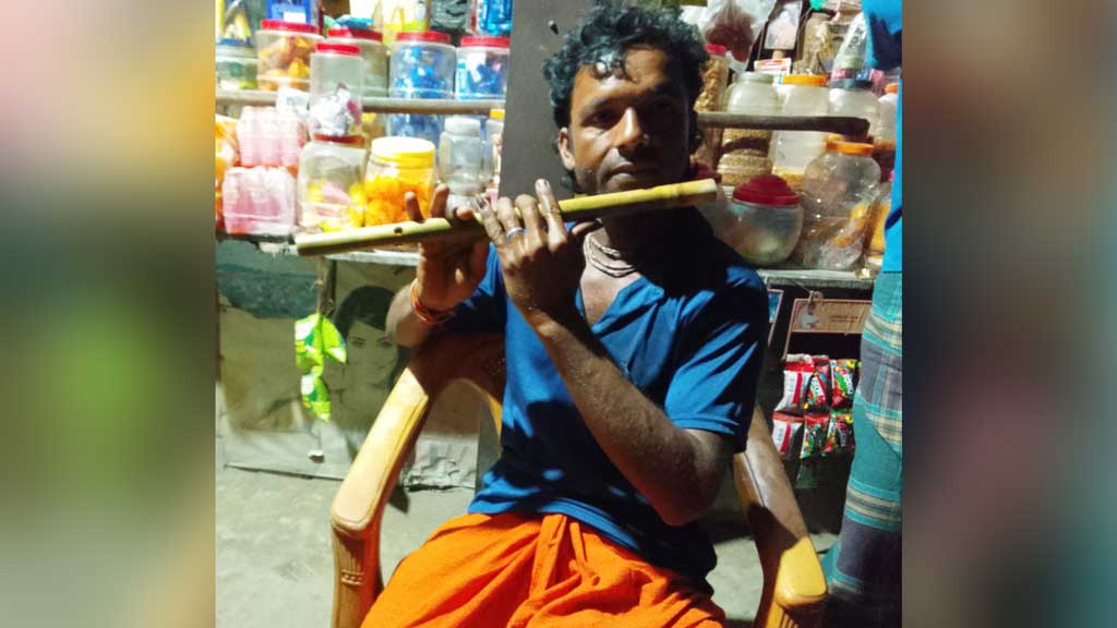 সাতক্ষীরার পল্লিতে বাঁশির সুরে মুগ্ধতা ছড়াচ্ছেন সুব্রত শীল