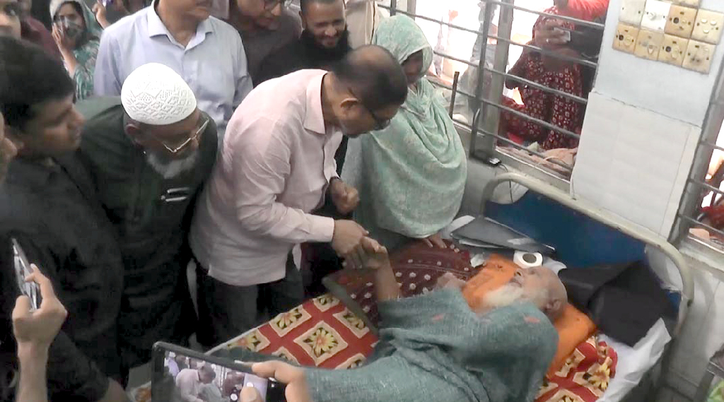 সাতক্ষীরার তিন হাসপাতালে হঠাৎ স্বাস্থ্যমন্ত্রী, দুই চিকিৎসক ও এক নিরাপত্তাকর্মীর বিরুদ্ধে ব্যবস্থা