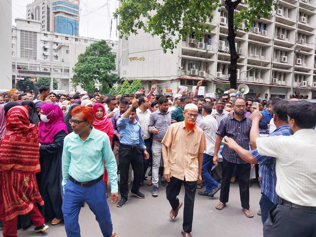 সচিবালয়ের প্রধান ফটক খুলে দিয়ে দপ্তরে ফিরলেন অধিকাংশ কর্মচারী