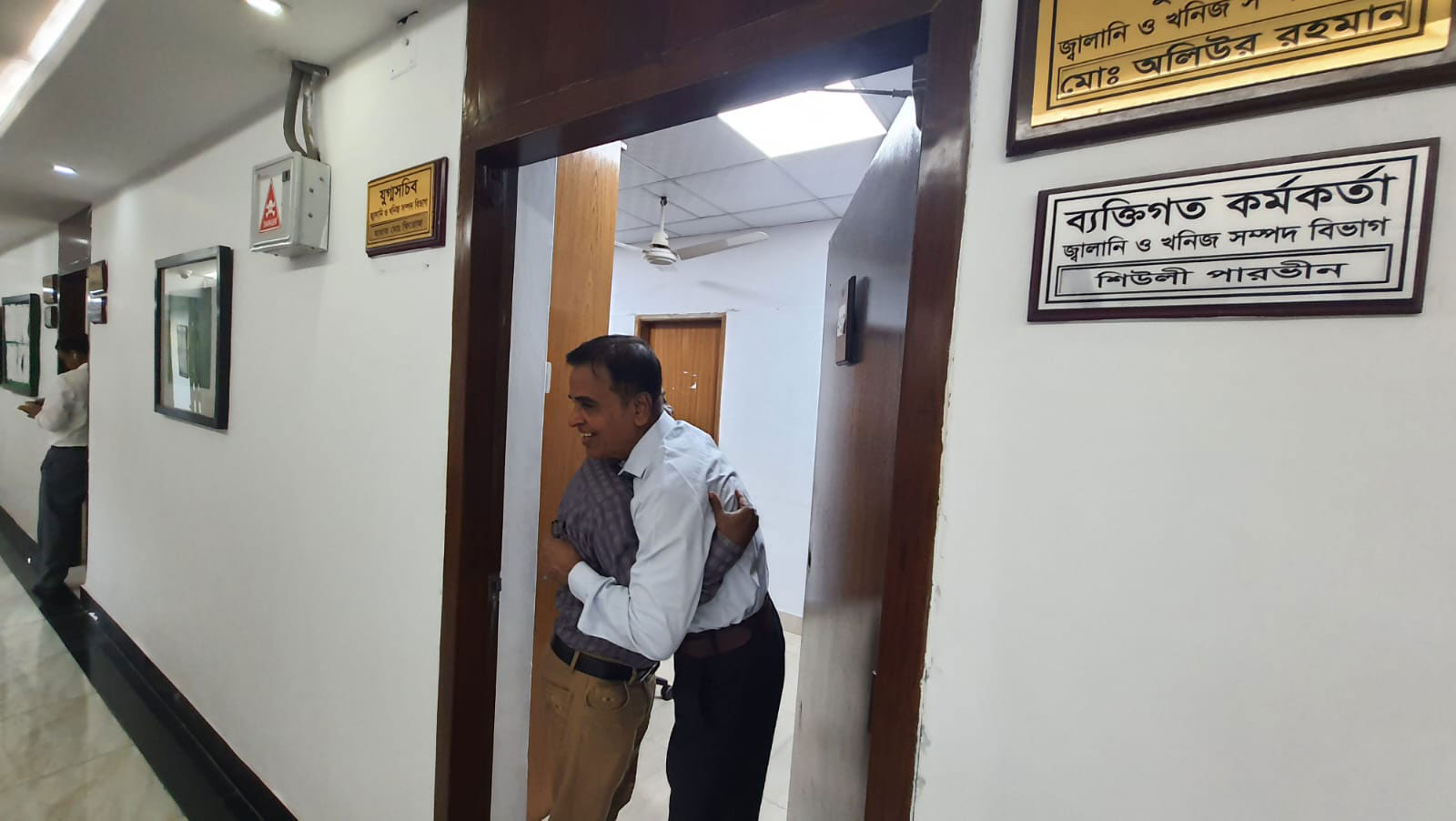 ঈদের পর সালাম-কোলাকুলিতে সচিবালয়ে কর্মদিবস শুরু