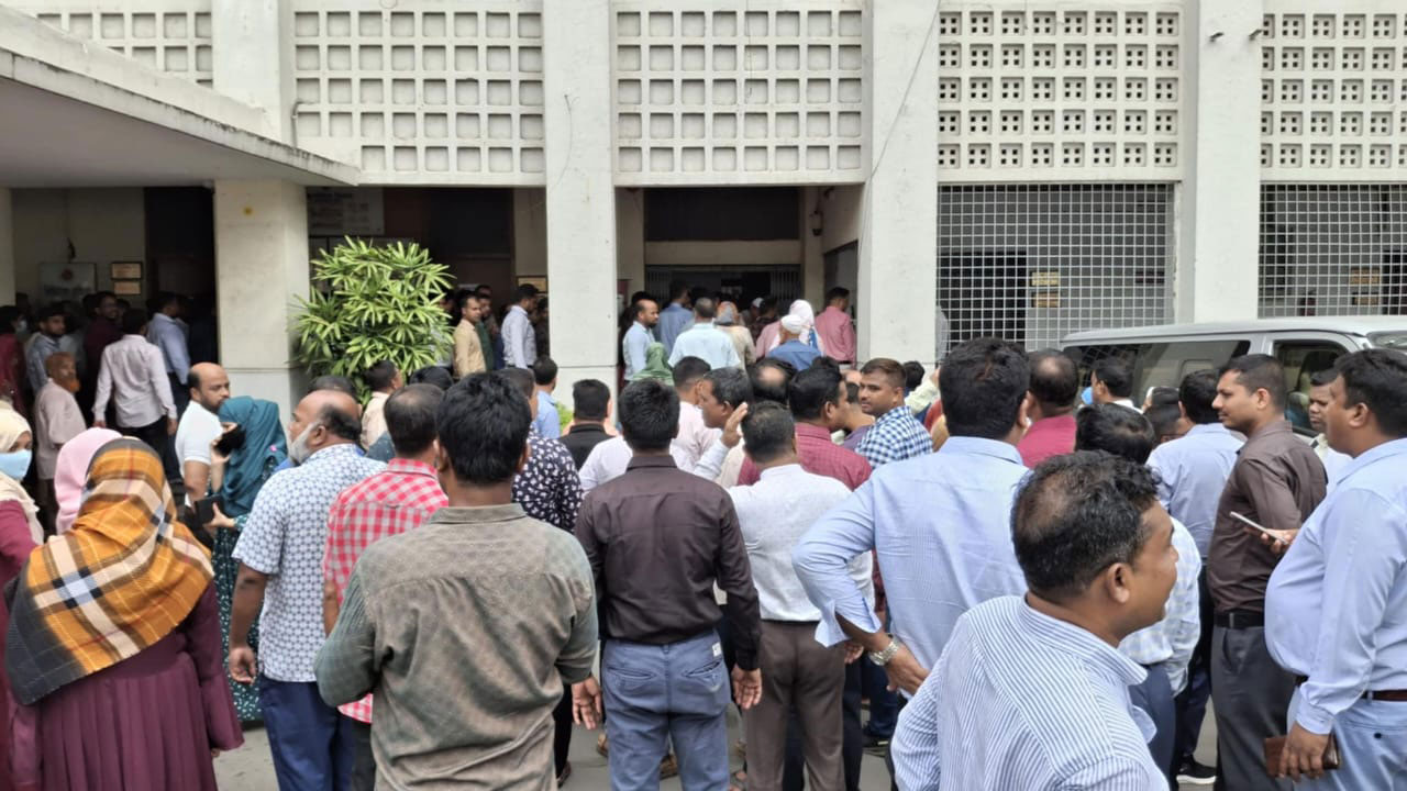 অচল প্রশাসনের প্রাণকেন্দ্র, বন্ধ রাজস্ব কার্যক্রম ও ঢাকার একাংশের নাগরিক সেবা