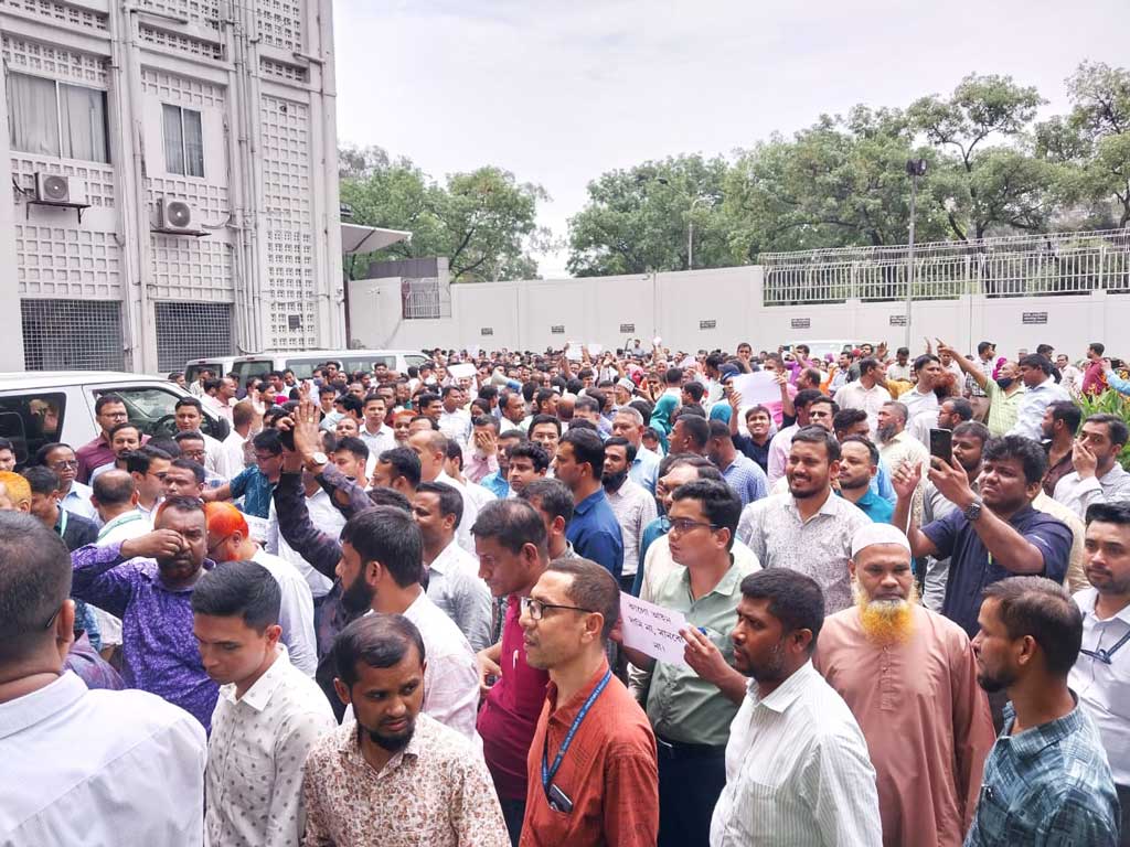 কাল থেকে প্রতিদিন ১ ঘণ্টা কর্মবিরতি পালন করবেন কর্মচারীরা