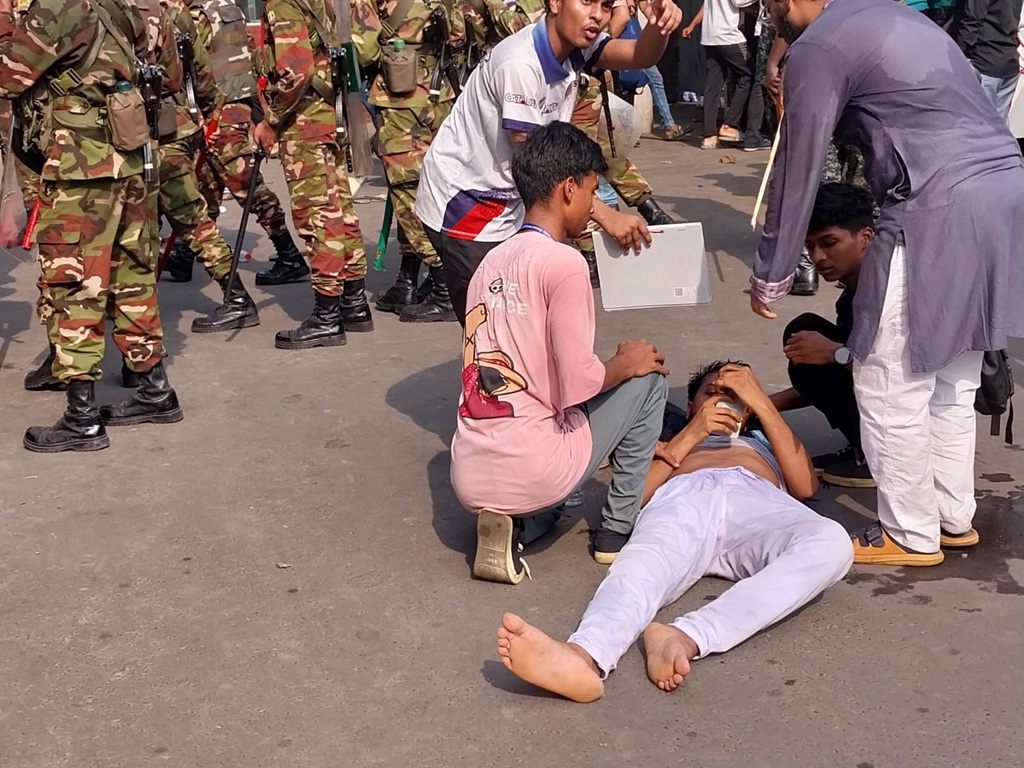 সচিবালয়ে ঢুকে পড়েছে শিক্ষার্থীরা, পুলিশের লাঠিচার্জ