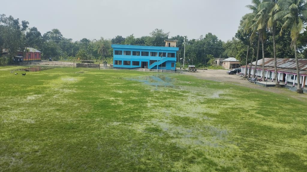 খেলার মাঠে বছরজুড়ে জলাবদ্ধতা, ভোগান্তিতে ২ বিদ্যালয়ের শিক্ষার্থীরা