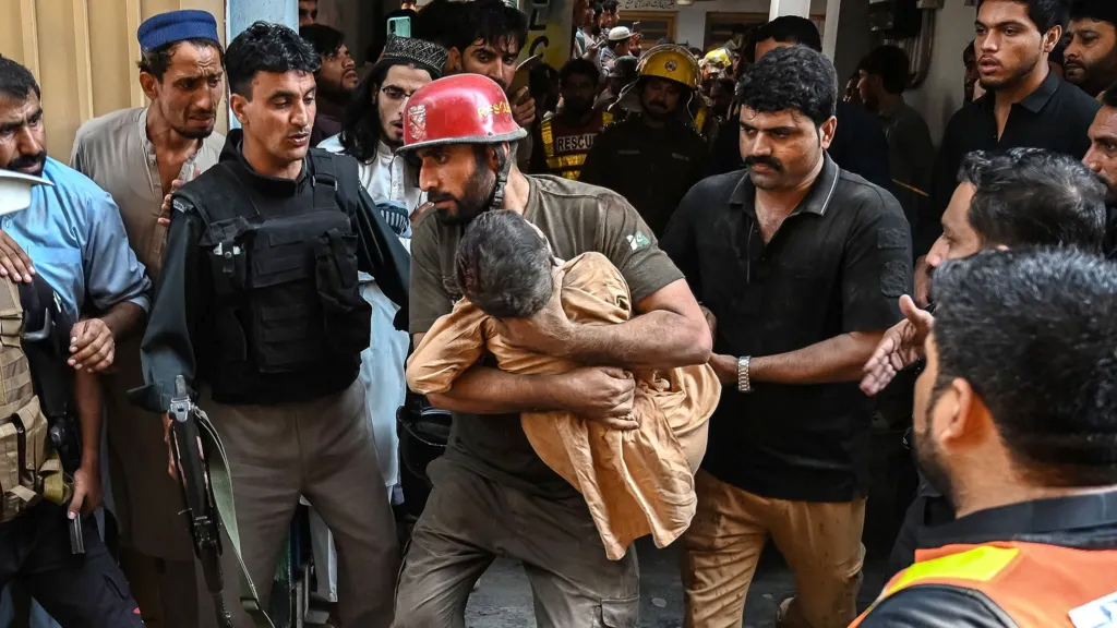 পাকিস্তানের স্কুলে নিহতের সংখ্যা বেড়ে ৩৪—নিরাপত্তা নিয়ে প্রশ্ন