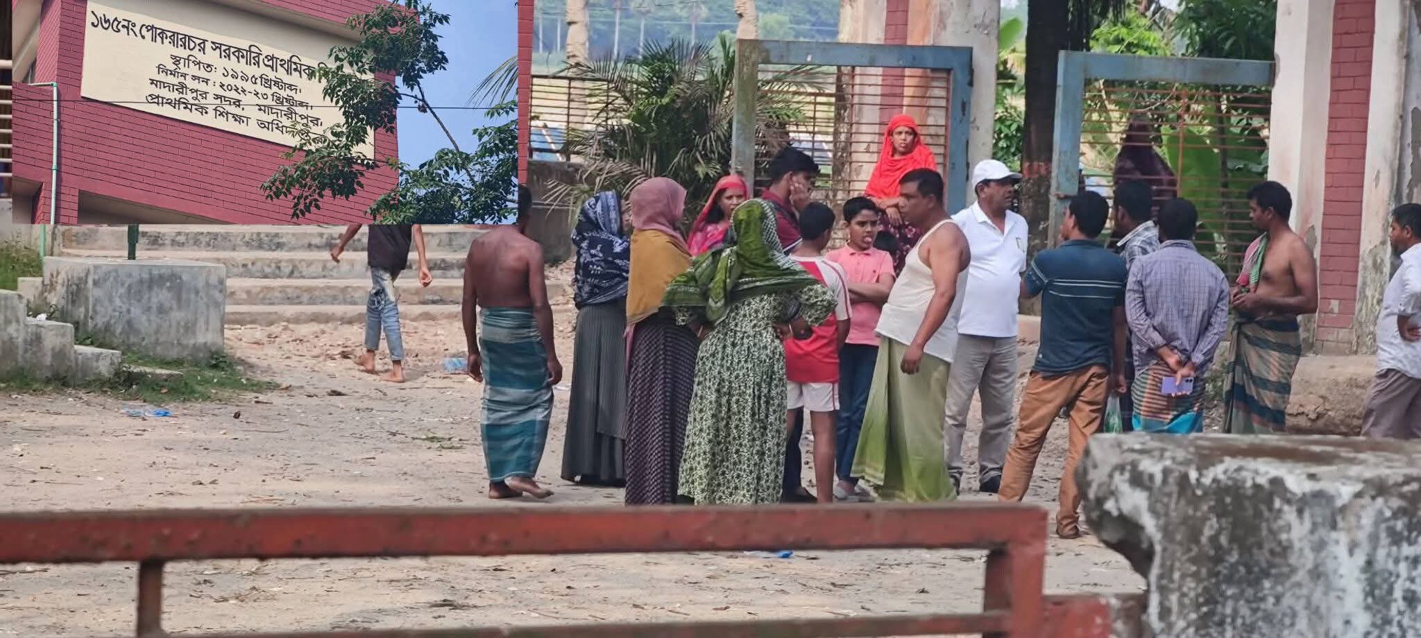 মাদারীপুরে সরকারি টিফিন খেয়ে ৫ বিদ্যালয়ের ৩০ শিক্ষার্থী অসুস্থ