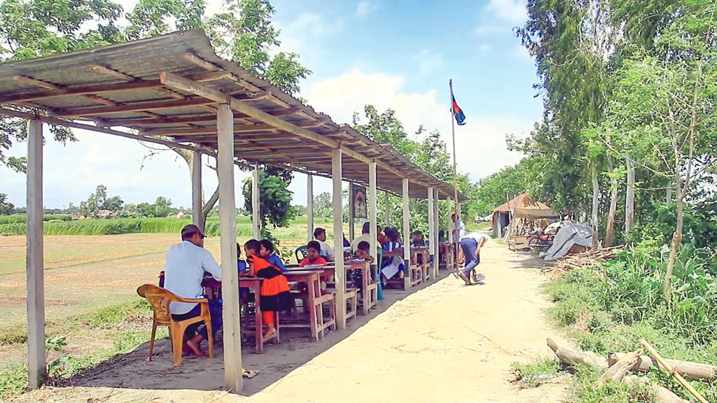 বগুড়ার সারিয়াকান্দি: যমুনায় বিলীন শতবর্ষী স্কুল,
টিনের ছাউনিতে পাঠদান