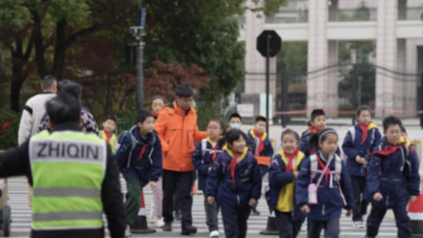 ৩৪ বছর ধরে শিক্ষার্থীদের রাস্তা পার করান উপপ্রধান শিক্ষক