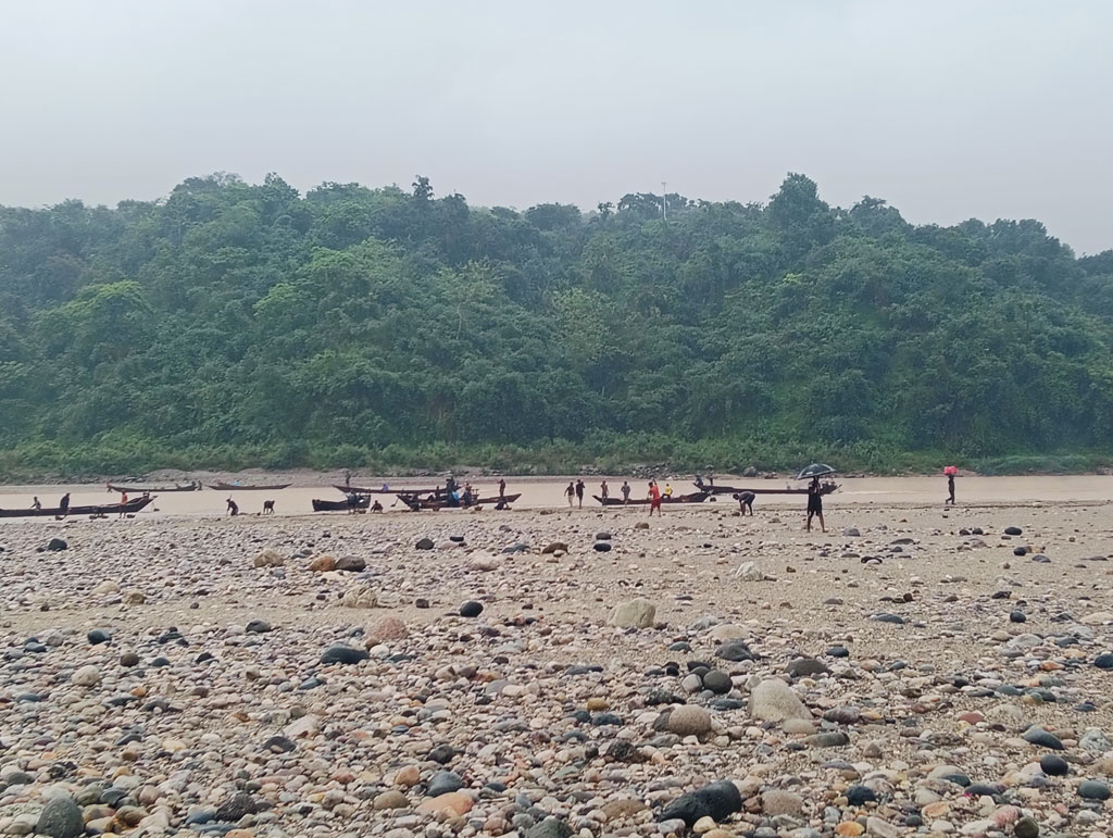 সাদাপাথর লুট ঠেকাতে গিয়ে হামলার শিকার, প্রতিবাদে ২৪ ঘণ্টার আলটিমেটাম
