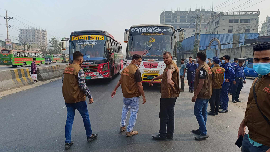 বিশৃঙ্খলার আশঙ্কায় ঢাকা-চট্টগ্রাম মহাসড়কে পুলিশের চেকপোস্ট