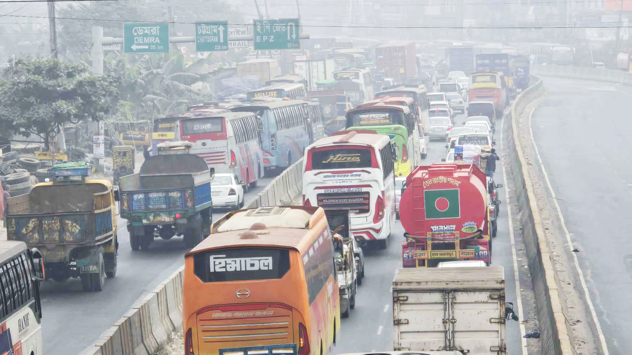 ঢাকা-চট্টগ্রাম ও ঢাকা-সিলেট মহাসড়কে তীব্র যানজট