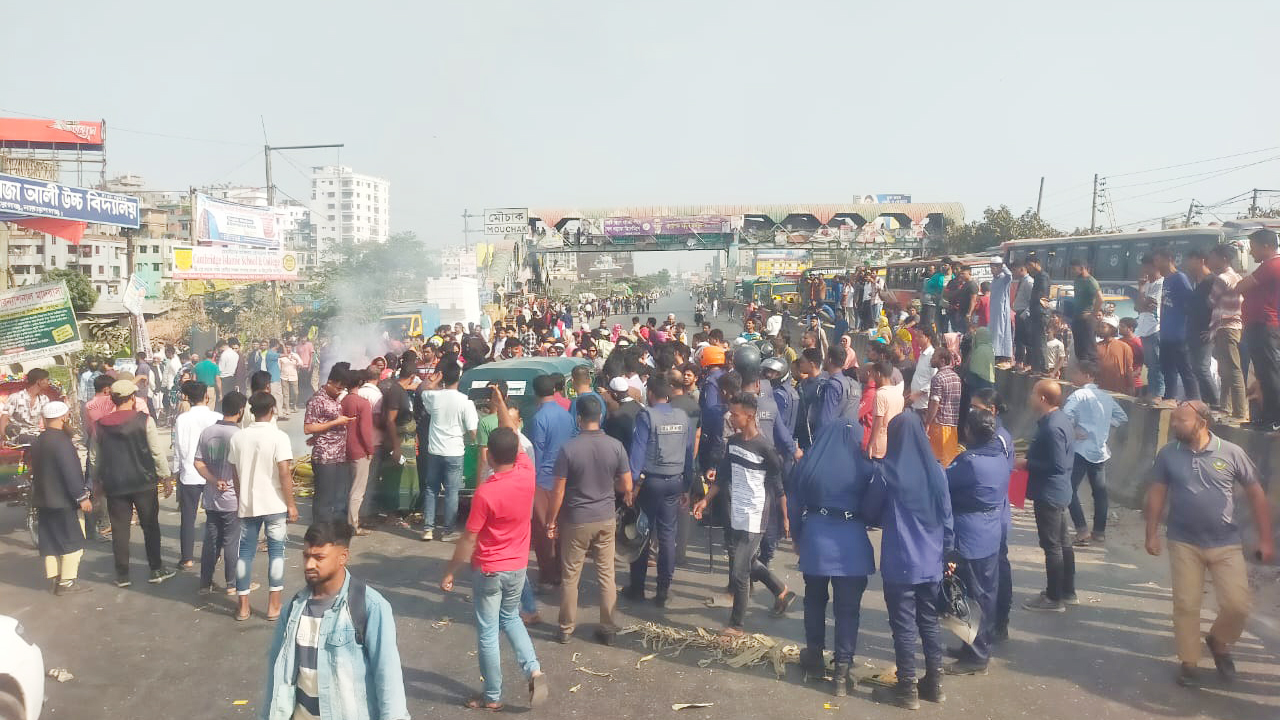গার্মেন্টস বন্ধের প্রতিবাদে ঢাকা-চট্টগ্রাম মহাসড়ক অবরোধ, ৪ কিলোমিটার যানজট