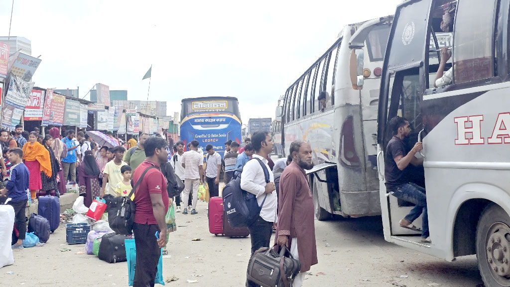নারায়ণগঞ্জ ছাড়ছে ঘরমুখী মানুষ, বাড়তি ভাড়া আদায়ের অভিযোগ