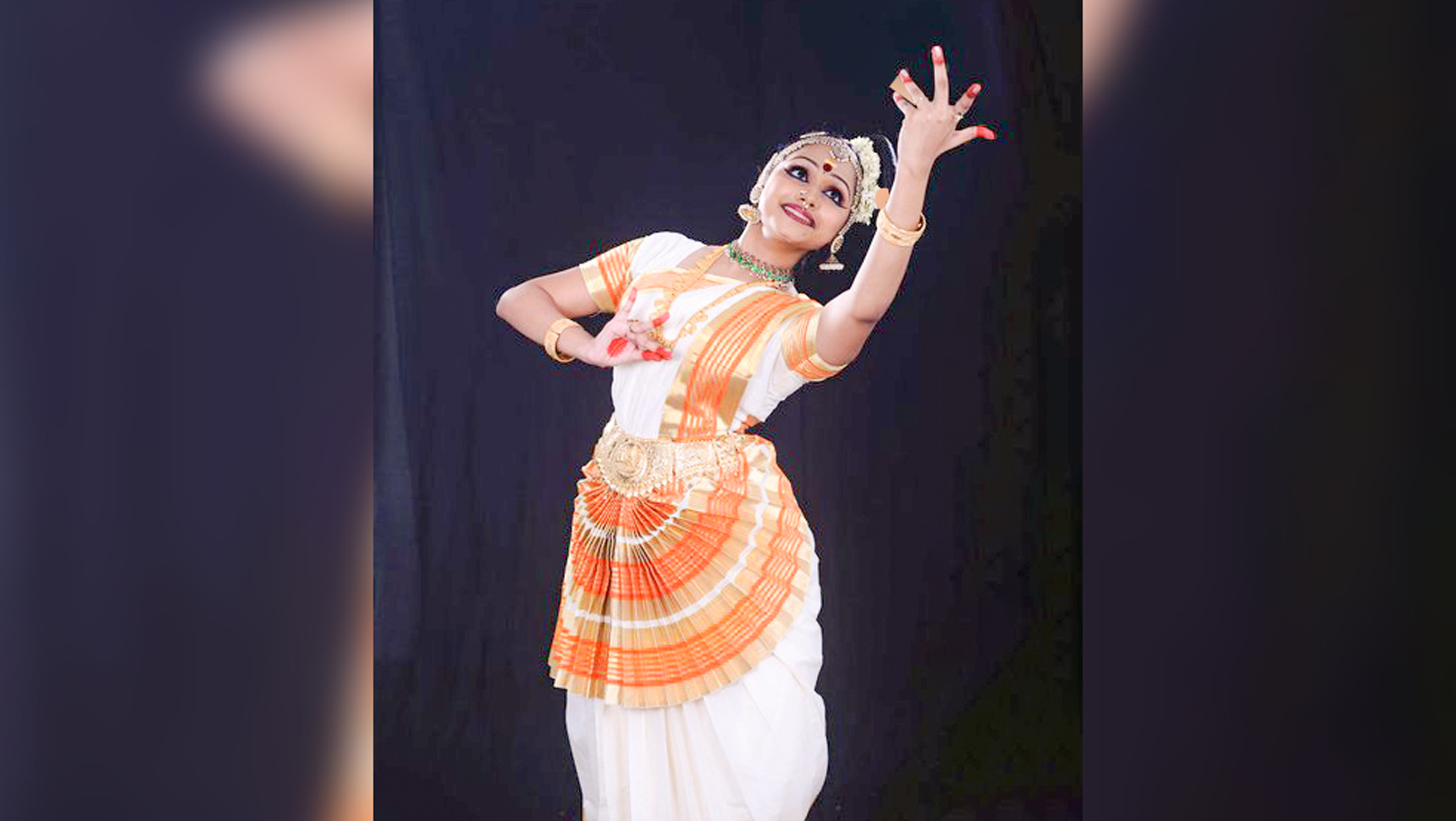 মুগ্ধকারিণীর নৃত্য