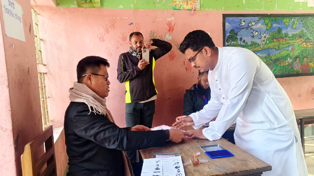 খাগড়াছড়িতে ভোট দিলেন ডাকসু ভিপি সাদিক কায়েম