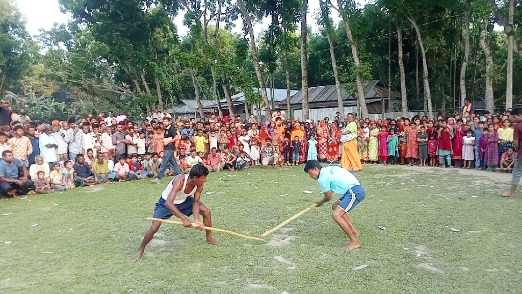 গাইবান্ধায় লাঠিখেলা দেখতে মানুষের ঢল