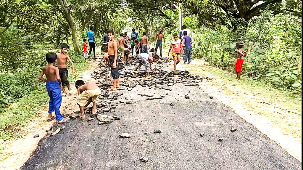 চাঁপাইনবাবগঞ্জে কোটি টাকার সংস্কারকাজ, হাতেই উঠে যাচ্ছে পিচ