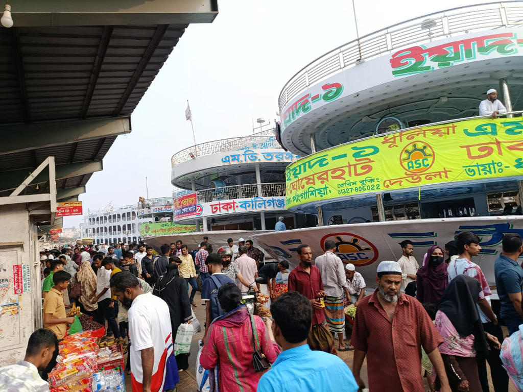 ঈদযাত্রা: ‎ভিড় বেড়েছে সদরঘাটে, ‎ভাড়া নিয়ে সন্তুষ্ট যাত্রীরা