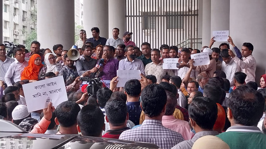 আইন উপদেষ্টা ‘ব্যস্ত থাকায়’ বৈঠক হয়নি, সচিবালয়ে কর্মচারীদের বিক্ষোভ চলবে