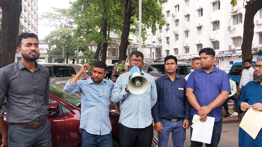 সচিবালয়ে কর্মচারীদের মারামারির ঘটনায় একপক্ষের বিক্ষোভ