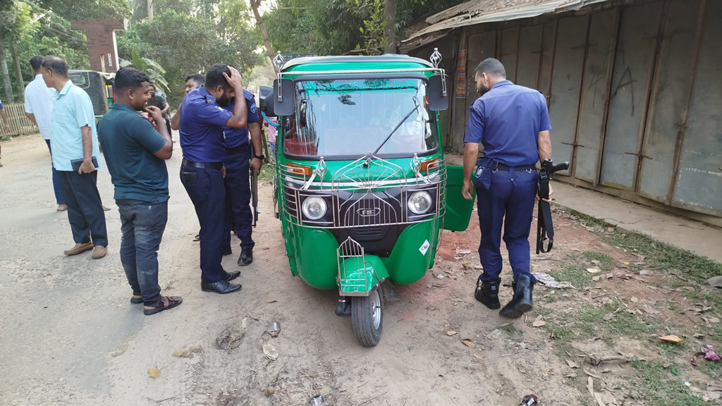 সিএনজিচালিত এক অটোরিকশায় ১৬ জন, পুলিশের অভিযানে জরিমানা