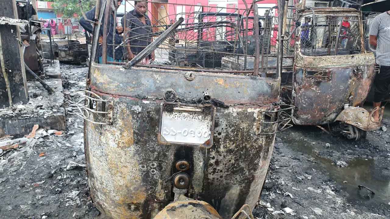 সিএনজি রিফুয়েলিং স্টেশনে আগুন, পুড়ল বাস-অটোরিকশাসহ ১২ গাড়ি