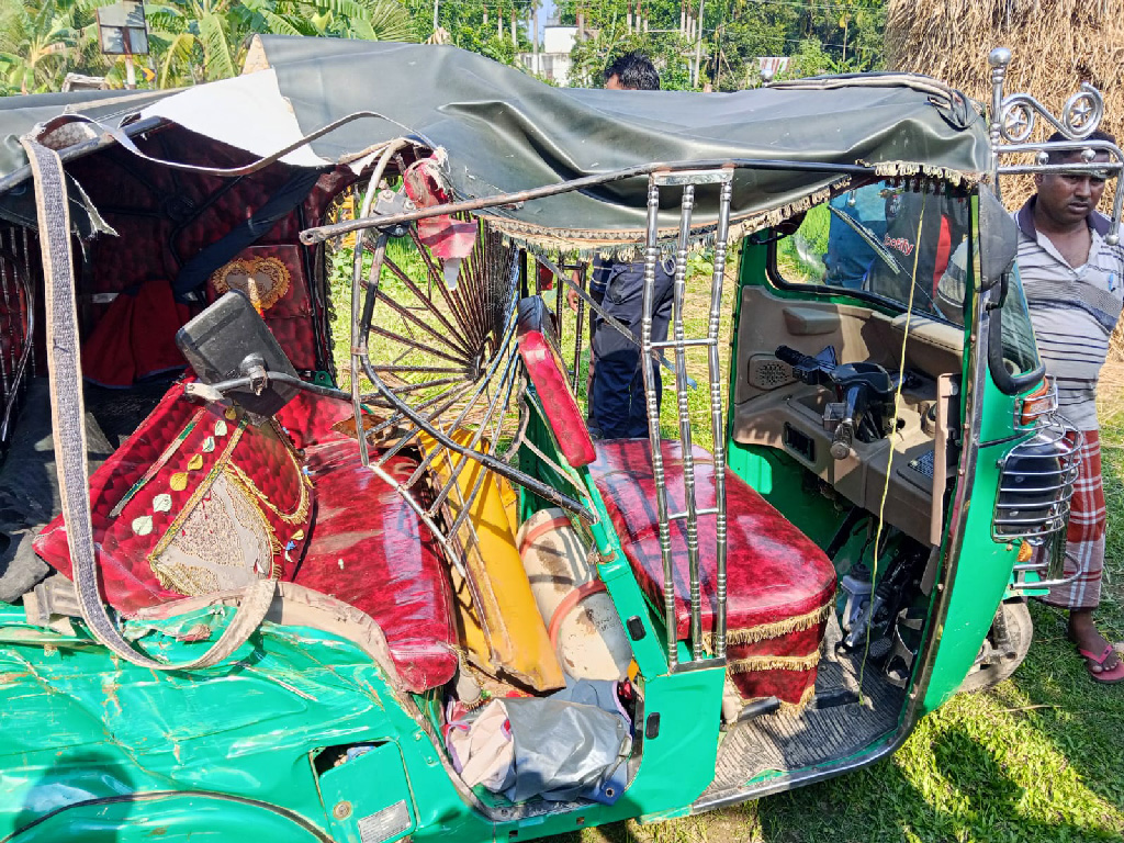 নেত্রকোনায় ট্রাকের ধাক্কায় প্রাণ গেল কলেজছাত্রীর