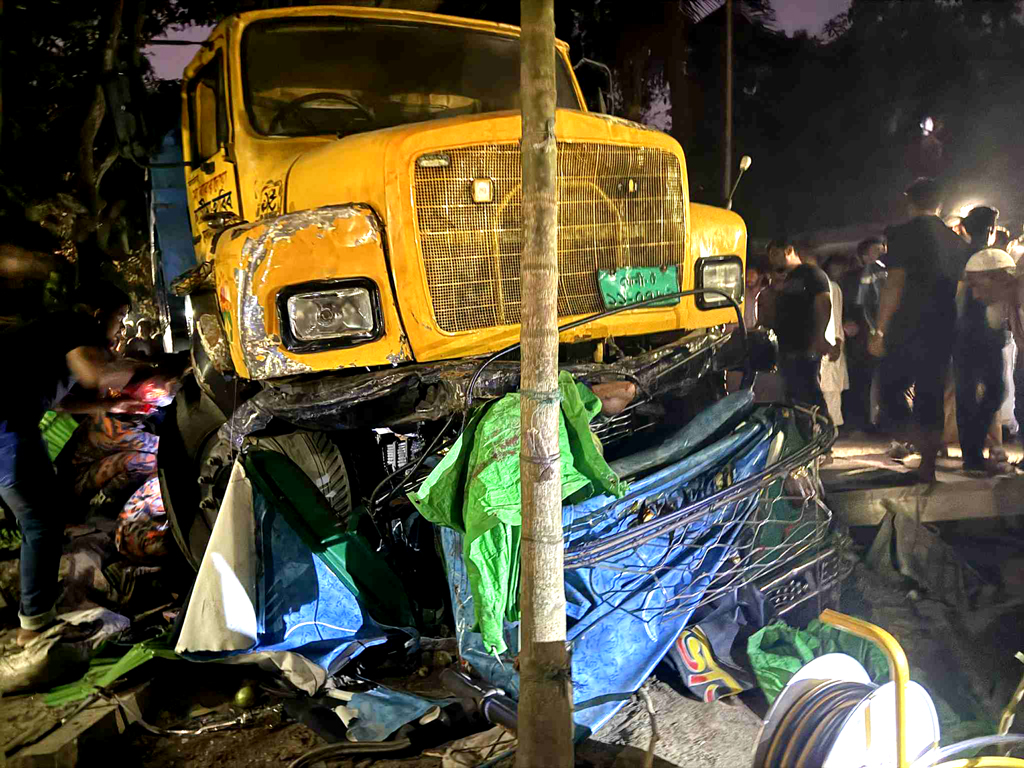 ট্রাকের নিচে অটোরিকশা: ছেলের জন্য পাত্রী দেখে বাড়ি ফেরা হলো না মা-বাবার