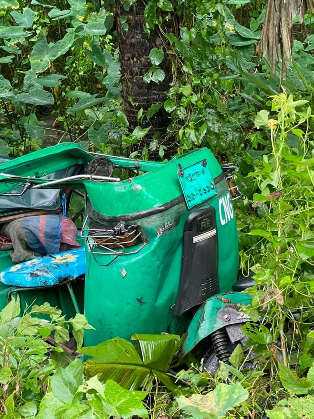 ট্রেনের ধাক্কায় মা-মেয়ে নিহত, আহত বাবা-ছেলেসহ ৩
