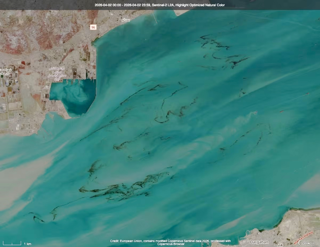 পারস্য উপসাগরে ছড়িয়ে পড়েছে তেল, দেখা যাচ্ছে মহাকাশ থেকেও