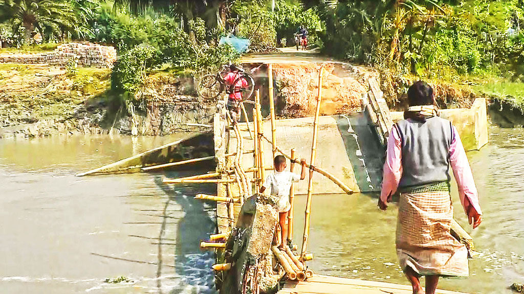 তিন সেতু-কালভার্টে ধস লাখো মানুষের দুর্ভোগ