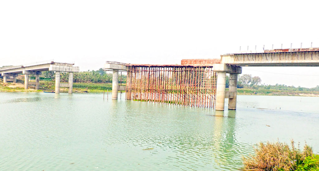 কালনা-বিষ্ণুপুর সেতু: মাঝনদীতে থমকে সেতুর কাজ